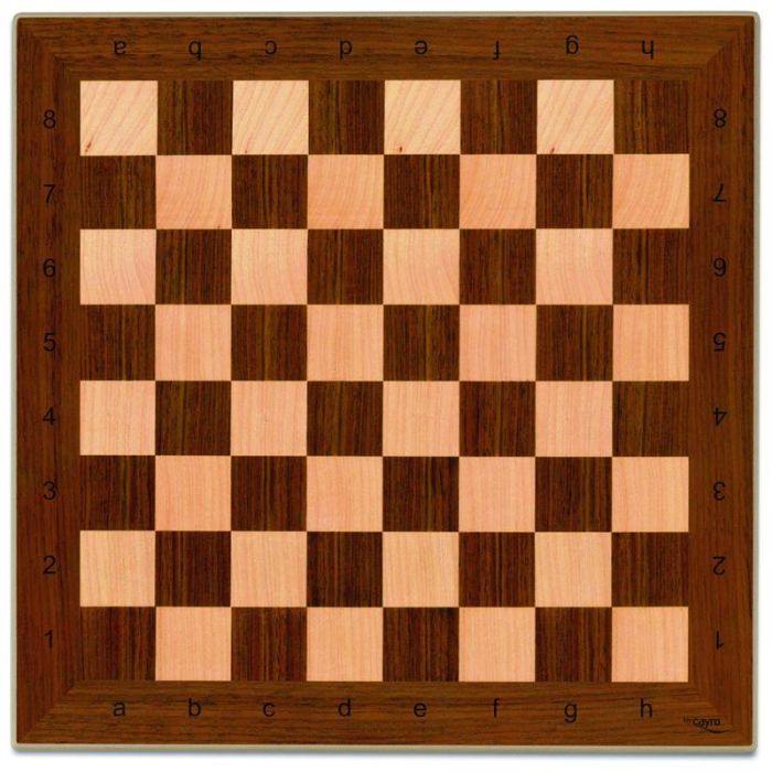 Um tabuleiro de xadrez de madeira com a palavra xadrez